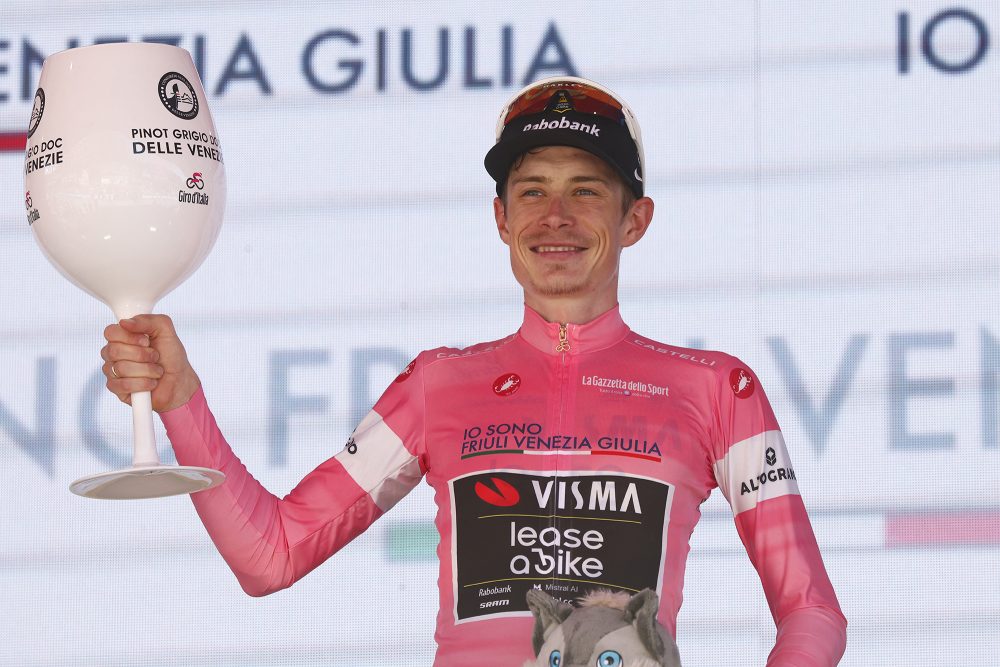 Der dänische Fahrer Jonas Vingegaard vom Team Visma Lease a Bike feiert auf dem Podium das Rosa Trikot des Gesamtführenden, nachdem er die 14. Etappe des Giro d'Italia 2026 gewonnen hat