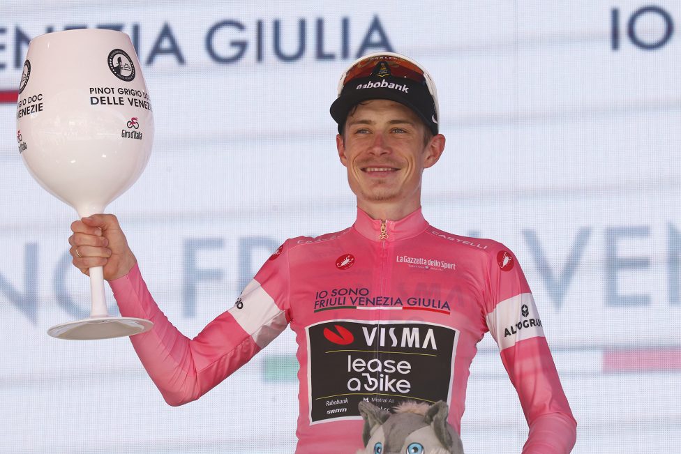 Der dänische Fahrer Jonas Vingegaard vom Team Visma Lease a Bike feiert auf dem Podium das Rosa Trikot des Gesamtführenden, nachdem er die 14. Etappe des Giro d'Italia 2026 gewonnen hat