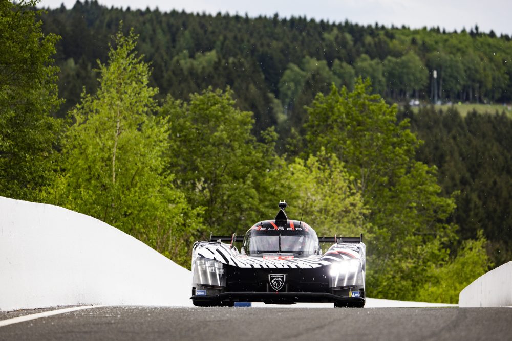 Der Peugeot von Malthe Jakobsen bei der Ausfahrt aus der Boxengasse auf der Rennstrecke von Spa-Francorchamps