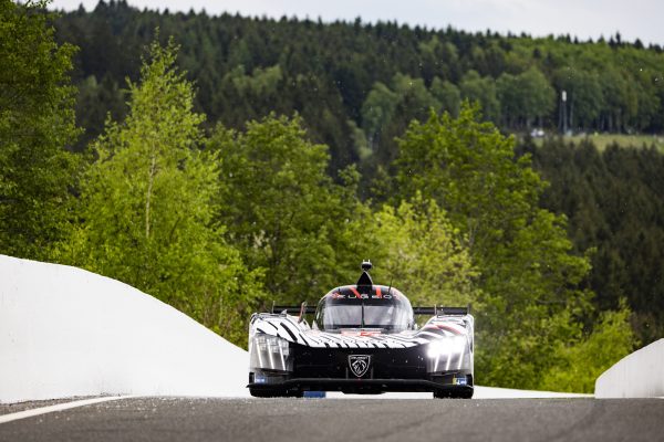 Der Peugeot von Malthe Jakobsen bei der Ausfahrt aus der Boxengasse auf der Rennstrecke von Spa-Francorchamps