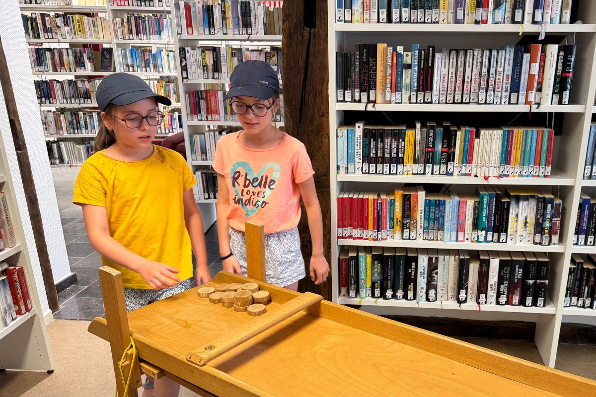Zwei Mädchen spielen im Medienzentrum