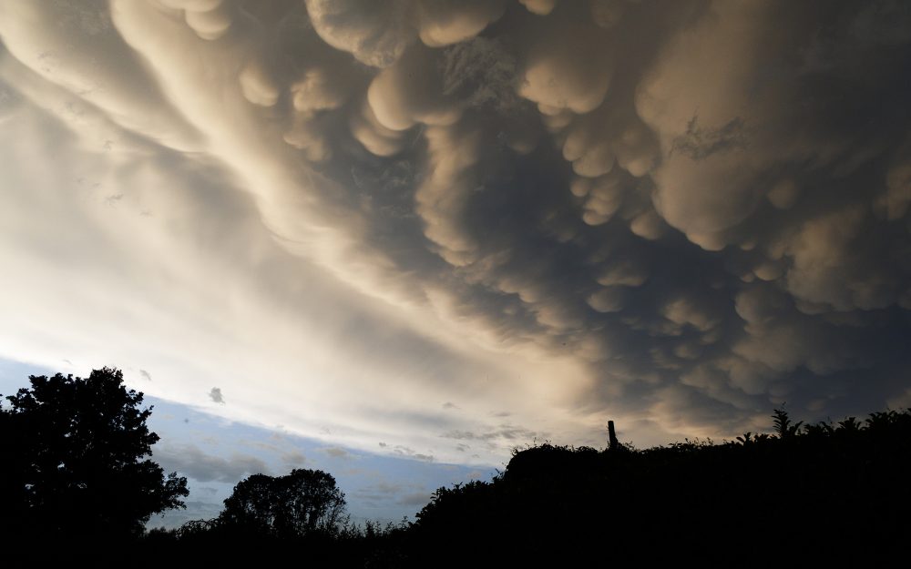 Gewitterwolken am Himmel über Lierde in Ostflandern