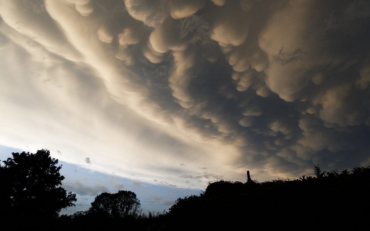 Gewitterwolken am Himmel über Lierde in Ostflandern