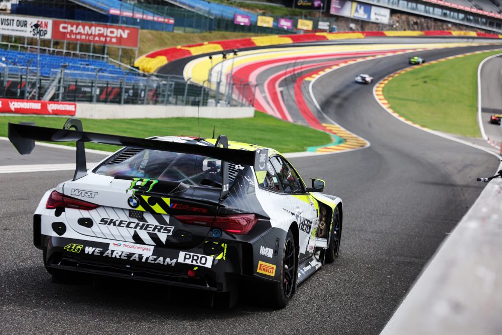 Der BMW #46 von Valentino Rossi, Danile Harper und Max Hesse bei der Anfahrt auf Eau Rouge und Raidillon