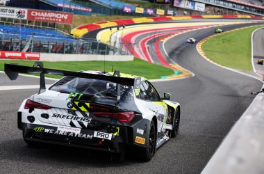 Der BMW #46 von Valentino Rossi, Danile Harper und Max Hesse bei der Anfahrt auf Eau Rouge und Raidillon