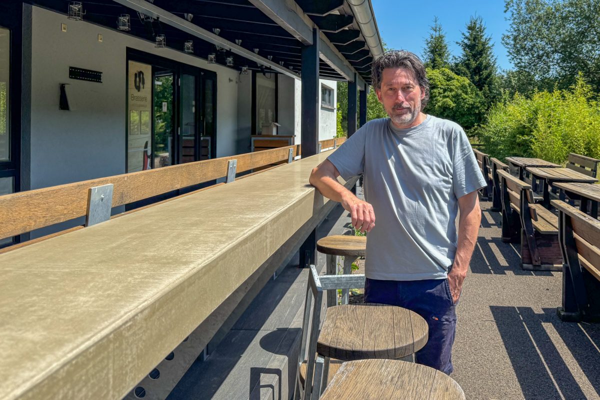 Projektautor Philippe Debor steht auf der Terrasse der geschlossenen Brasserie am Camping