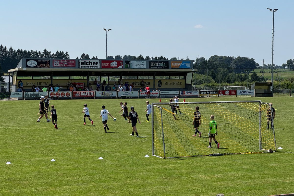 Kinder spielen Fußball