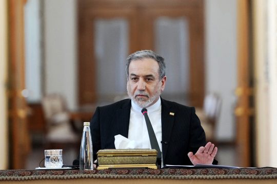Der iranische Außenminister Abbas Araghtschi spricht bei einem Treffen mit Botschaftern und diplomatischen Vertretern aus dem Ausland in Teheran
