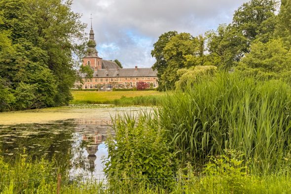 Gebäude der Abtei Beaufays mit Parkanlage inklusive Weiher