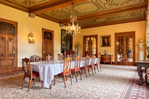 Innenraum der Abtei von Beaufays mit großer Festtafel