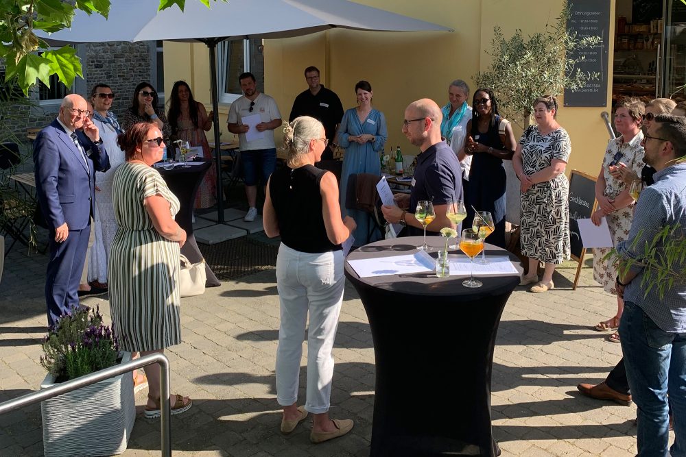 Menschen bei der Abschlussfeier der Seminarreihe "Leadership Foundations"
