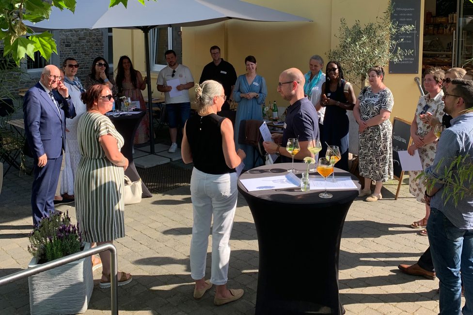 Menschen bei der Abschlussfeier der Seminarreihe "Leadership Foundations"