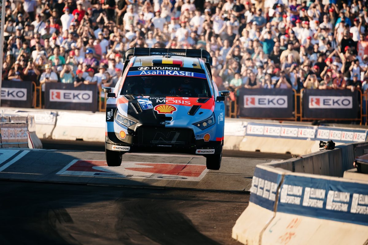 Der Hyundai von Thierry Neuville/Martijn Wydaeghe auf einer Sprungkuppe