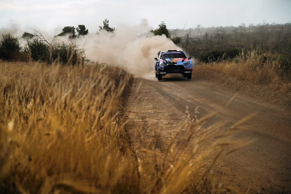 Der Hyundai von Thierry Neuville/Martijn Wydaeghe fliegt beim Shakedown um eine Kurve und zieht eine Staubfahne hinter sich