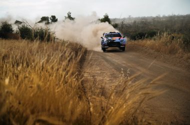 Der Hyundai von Thierry Neuville/Martijn Wydaeghe fliegt beim Shakedown um eine Kurve und zieht eine Staubfahne hinter sich