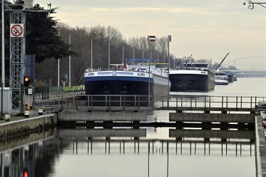 Schiffe auf dem Albertkanal in Wijnegem