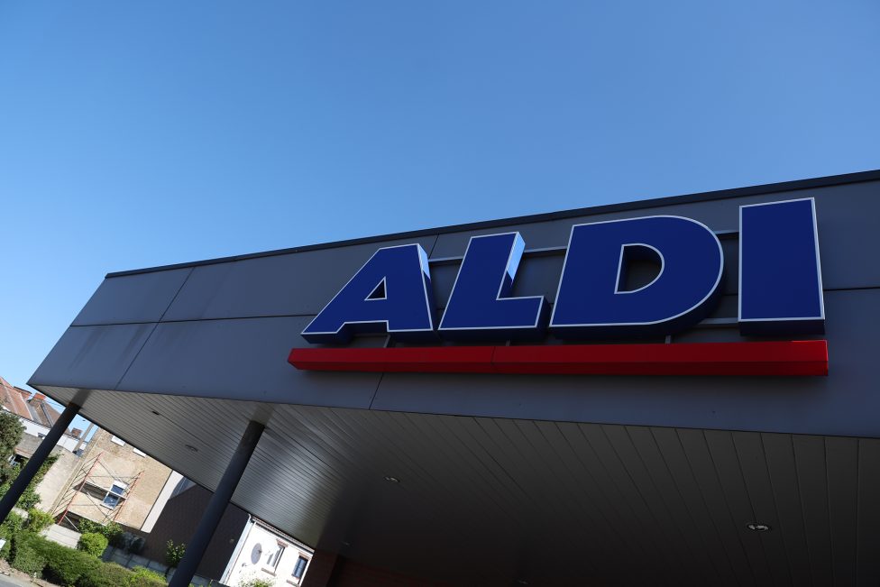 Das Logo von Aldi auf einem Gebäude der Supermarktkette