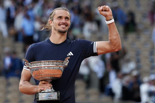 Alexander Zverev mit der Musketier-Trophäe