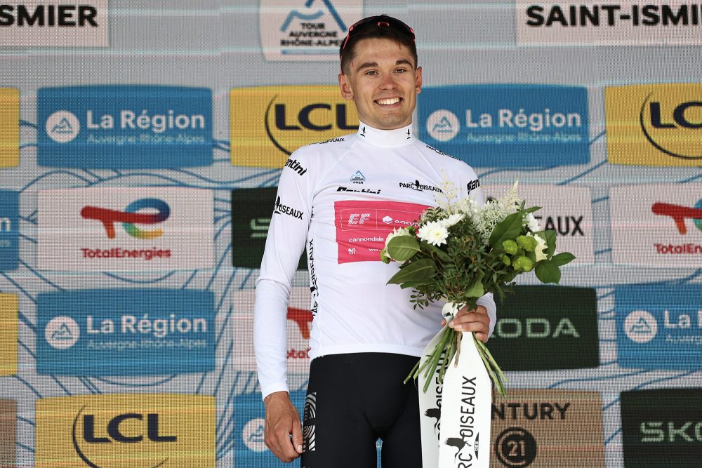 Alex Baudin mit Blumenstrauß in der Hand auf dem Podium