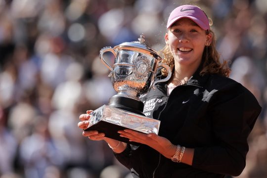 Mirra Andrejewa mit der Siegertrophäe bei den French Open