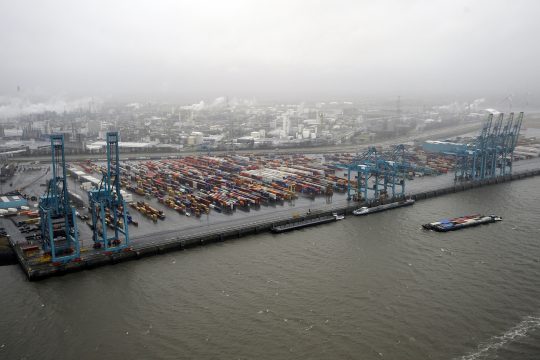 Luftansicht eines Container-Terminals im Hafen von Antwerpen