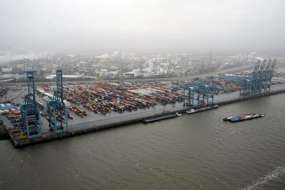 Luftansicht eines Container-Terminals im Hafen von Antwerpen