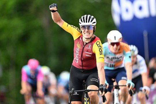 Alex Aranburu reißt den Arm im Ziel in die Höhe