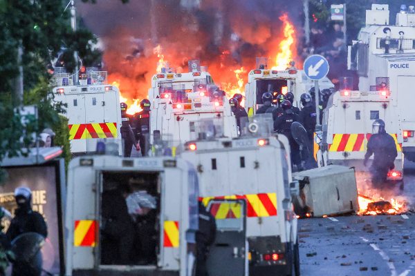 Einsatzfahrzeuge der Polizei vor Feuer