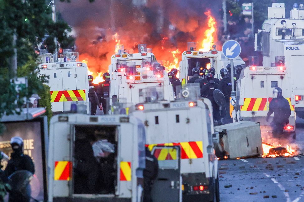 Einsatzfahrzeuge der Polizei vor Feuer