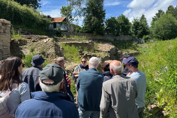 Audrey Olbertz führt Besucher durch die alten Gemäuer der Burg St. Vith