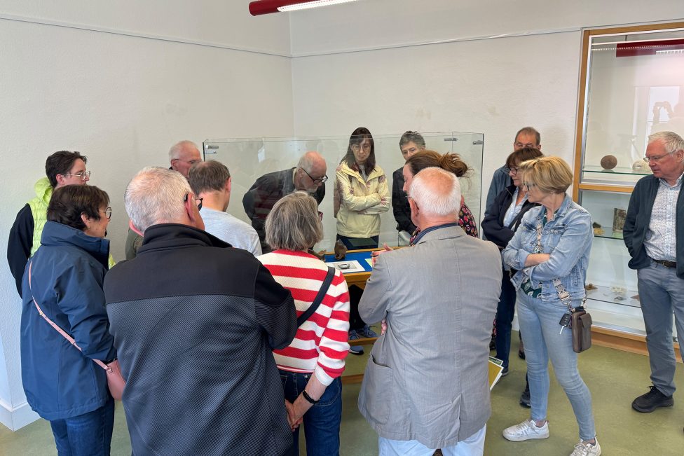 Audrey Olbertz führt Besucher durch die Ausstellung
