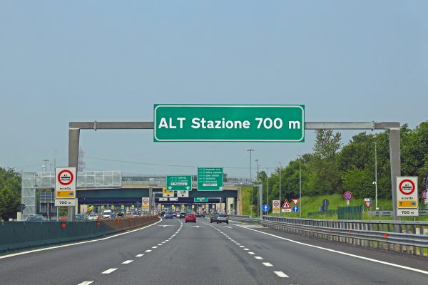 Italienische Autobahn 700 Meter vor der nächsten Mautstelle