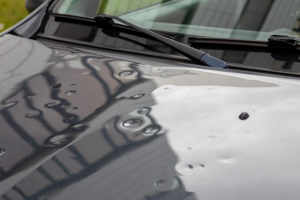 Ein Fahrzeug mit Beulen in der Motorhaube nach Hagelschauern