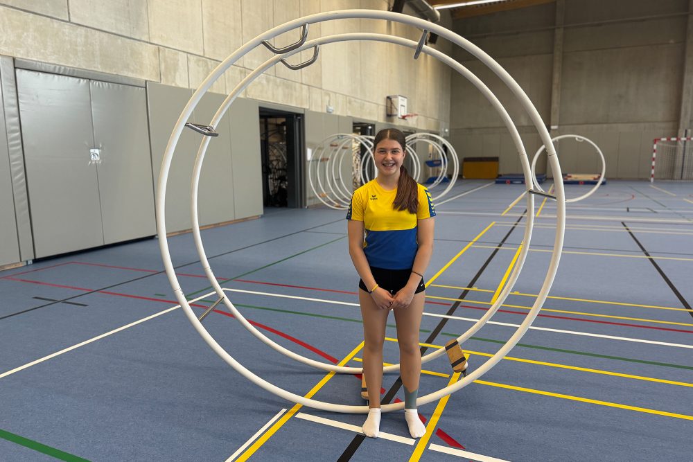 Die Turnerin Sofia Babych steht vor ihrem Rhönrad