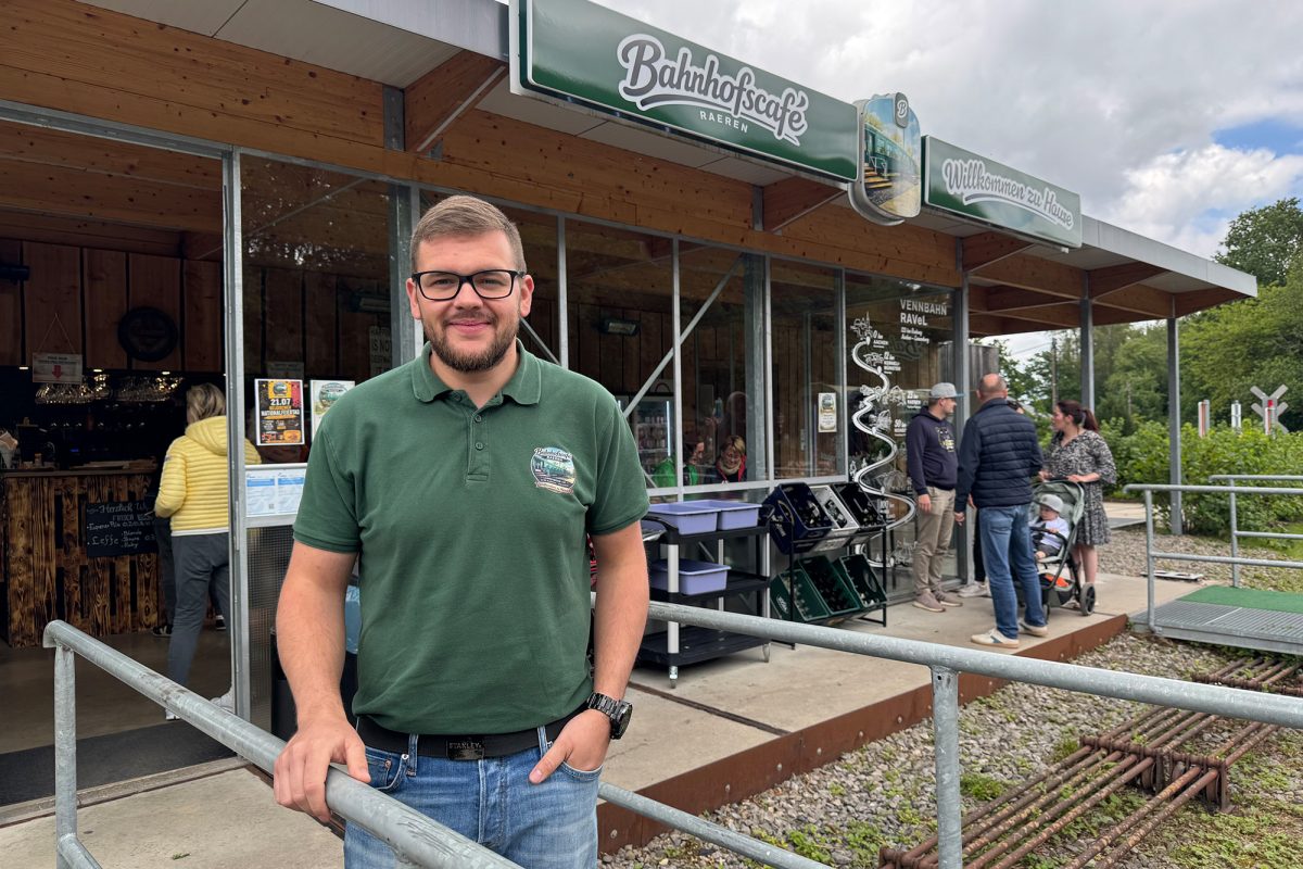 Jesse Drouven vor dem Bahnhofscafé Raeren