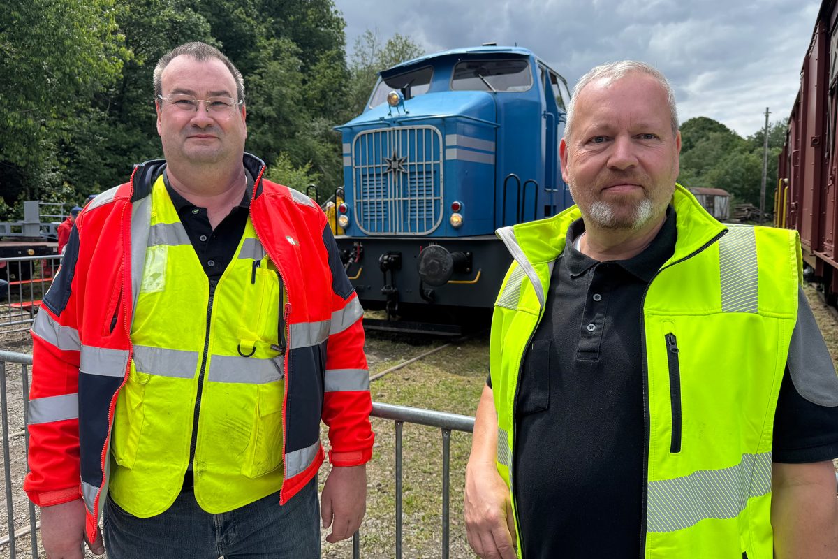 Marc Werthmann und Frank Leuchter mit Lok im Hintergrund