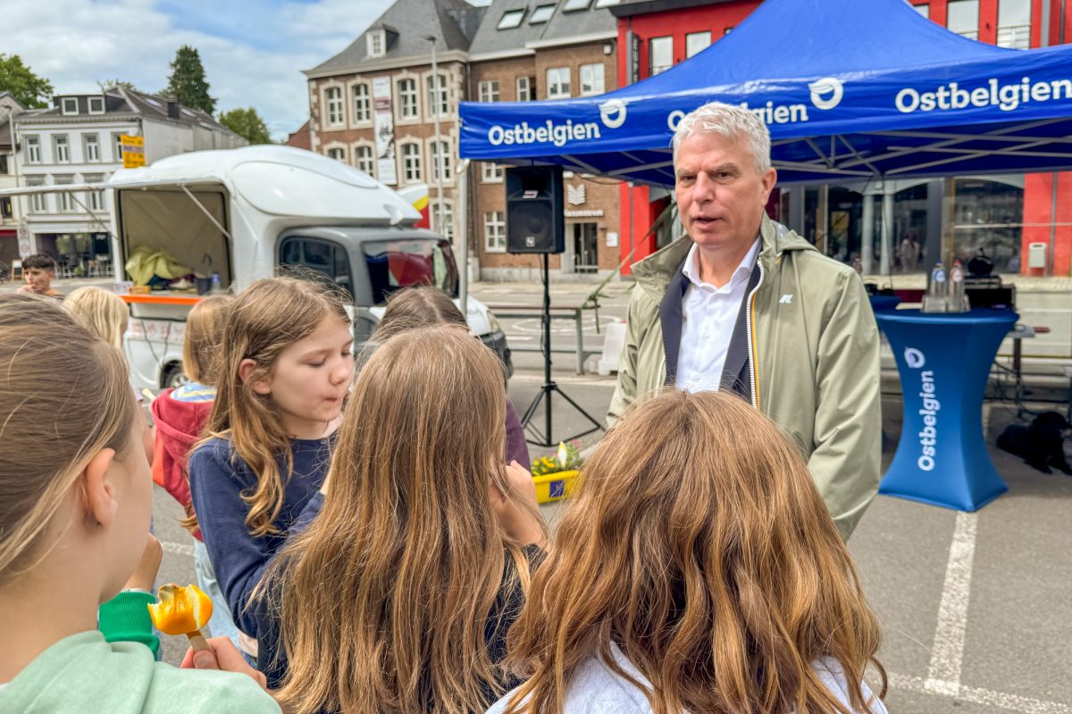 Minister Freches mit Kindern auf dem Werthplatz