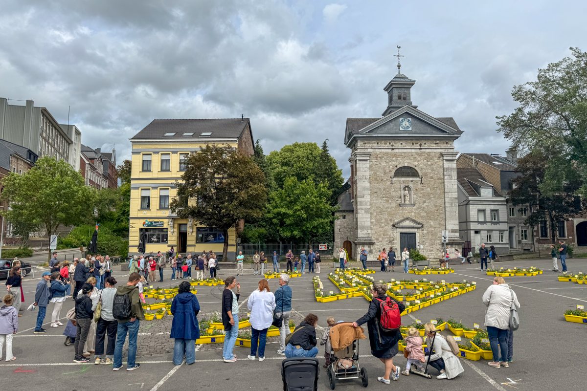 Besucher und Blumenkästen auf dem Werthplatz