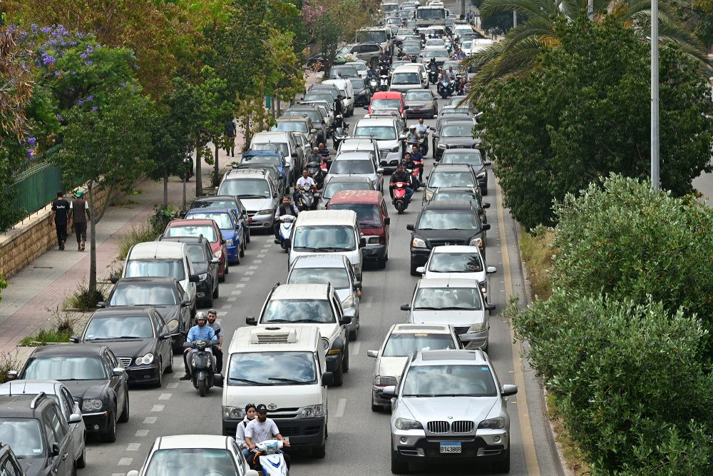 Autoschlangen zeigen Bewohner, wie sie die Vororte von Beirut verlassen