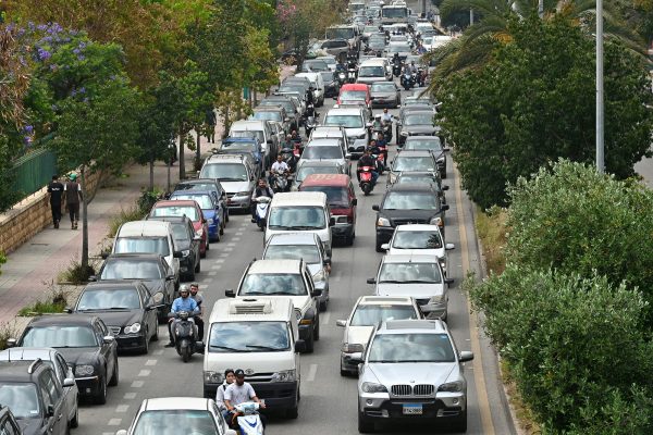 Autoschlangen zeigen Bewohner, wie sie die Vororte von Beirut verlassen