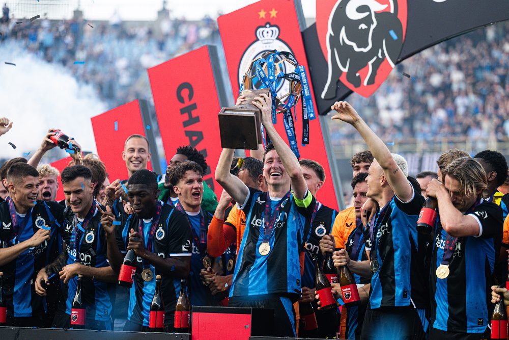Der Kapitän von Club Brugge Hans Vanaken hält den Meisterpokal in die Luft