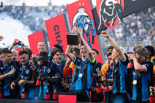 Der Kapitän von Club Brugge Hans Vanaken hält den Meisterpokal in die Luft
