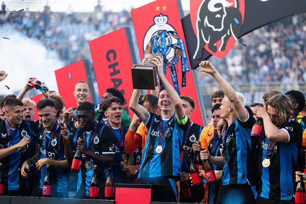 Der Kapitän von Club Brugge Hans Vanaken hält den Meisterpokal in die Luft