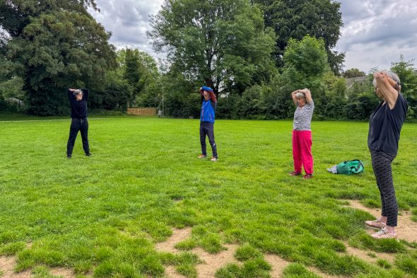 Senioren turnen im Park Klinkeshöfchen in Eupen