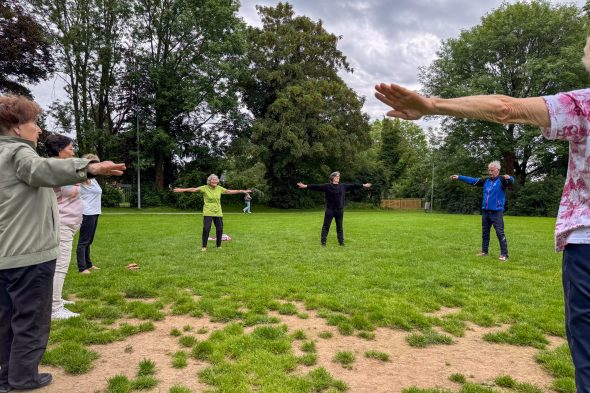 Senioren turnen im Park Klinkeshöfchen in Eupen