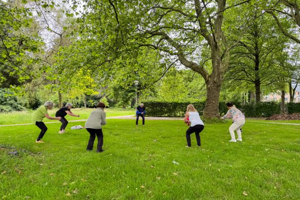Senioren turnen im Park Klinkeshöfchen in Eupen