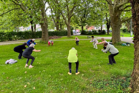Senioren turnen im Park Klinkeshöfchen in Eupen