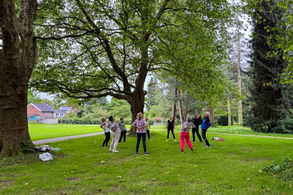 Senioren turnen im Park Klinkeshöfchen in Eupen