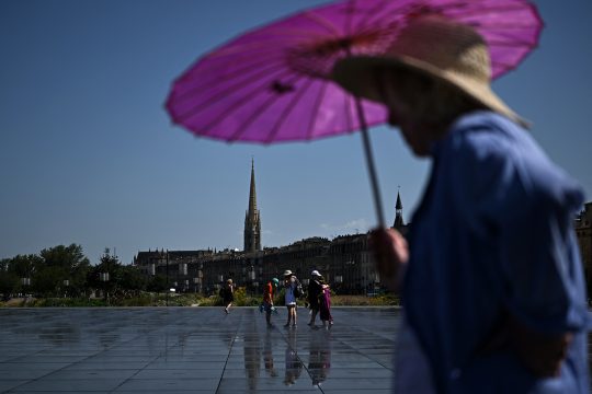 Besucher kühlen sich auf dem Wasserspiegel in Bordeaux ab