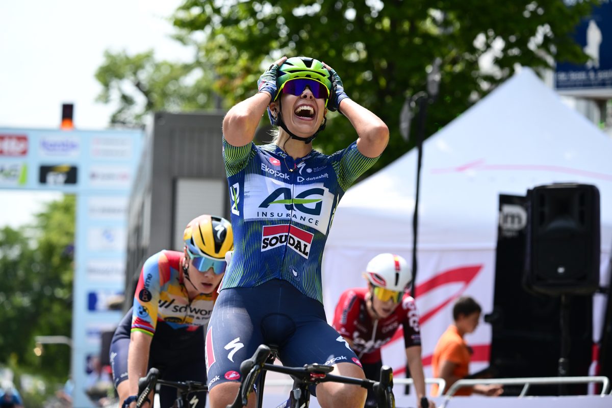Shari Bossuyt überquert die Ziellinie und fasst sich ungläubig an den Kopf bzw. Helm